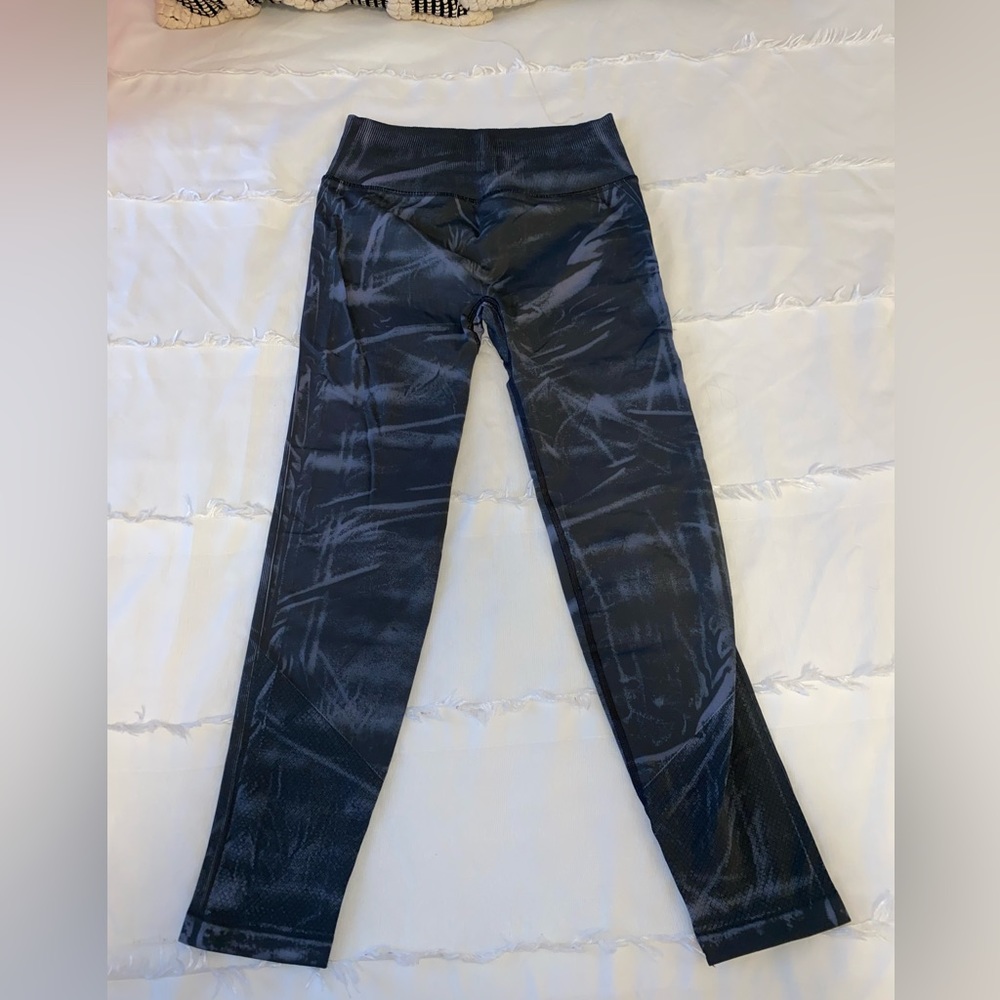 RARE LULULEMON Ebb to Street legginings